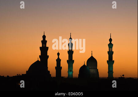 Kairo, Ägypten. 29. Dezember 2014. Moscheen und Minarette sind vor Sonnenuntergang im islamischen Kairo, Ägypten, am 29. Dezember 2014 Silhouette. © Pan Chaoyue/Xinhua/Alamy Live-Nachrichten Stockfoto