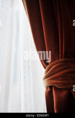 Detail mit einem Samtvorhang gegen Außenleuchte erschossen Stockfoto
