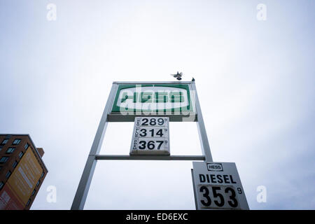 Gas-Preise an einer Tankstelle Hess in der Hölle Küche Nachbarschaft von New York auf Sonntag, 28. Dezember 2014 veröffentlicht. Vor allem, weil die weltweite Nachfrage schwach ist und Ölförderung liegt, wurden die Gaspreise fallen. In einigen Gemeinden in den USA liegen die Preise unter $2,00 pro Gallone. (© Richard B. Levine) Stockfoto