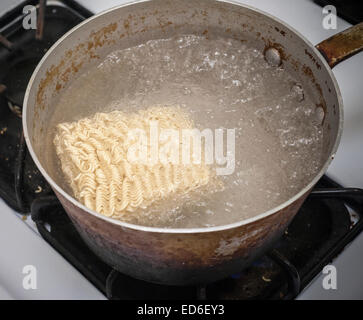 Ein Paket von instant Ramen-Nudeln ist bereit, in kochendem Wasser auf dem Herd in New York auf Dienstag, 23. Dezember 2014. Eine aktuelle Studie im Journal of Nutrition erklärt, dass bestimmte Menschen erhöhtes Risiko für das metabolische Syndrom, einschließlich Schlaganfall, Herzkrankheiten und Diabetes, nach dem Konsum von zwei oder mehr Pakete von Ramen pro Woche über einen Zeitraum von Zeit.  (© Richard B. Levine) Stockfoto