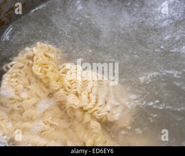 Ein Paket von instant Ramen-Nudeln ist bereit, in kochendem Wasser auf dem Herd in New York auf Dienstag, 23. Dezember 2014. Eine aktuelle Studie im Journal of Nutrition erklärt, dass bestimmte Menschen erhöhtes Risiko für das metabolische Syndrom, einschließlich Schlaganfall, Herzkrankheiten und Diabetes, nach dem Konsum von zwei oder mehr Pakete von Ramen pro Woche über einen Zeitraum von Zeit.  (© Richard B. Levine) Stockfoto