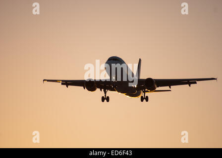 Flugzeug kommt Edinburgh Flughafen zu landen. Der Flughafen Edinburgh liegt an Ingliston in Edinburgh, Schottland. Stockfoto