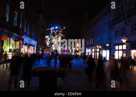 Buchanan Street in der Nacht. Menschen beim Einkaufen in der geschäftigen Glasgow City-shopping. Stockfoto