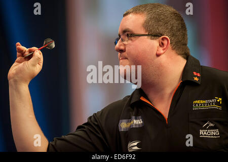 London, UK. 29. Dezember 2014. William Hill World Darts Championship. Stephen Bunting (27) [ger] in Aktion während seines Spiels mit James Wade (6) [ENG]. Ammer gewann das Spiel 3: 1. Bildnachweis: Aktion Plus Sport/Alamy Live-Nachrichten Stockfoto