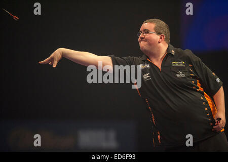 London, UK. 29. Dezember 2014. William Hill World Darts Championship. Stephen Bunting (27) [ger] in Aktion während seines Spiels mit James Wade (6) [ENG]. Ammer gewann das Spiel 3: 1. Bildnachweis: Aktion Plus Sport/Alamy Live-Nachrichten Stockfoto