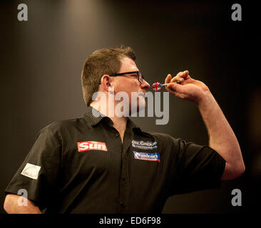 London, UK. 29. Dezember 2014. William Hill World Darts Championship. James Wade (6) [ger] in Aktion während seines Spiels mit Stephen Bunting (27) [ENG]. Ammer gewann das Spiel 3: 1 Credit: Action Plus Sport/Alamy Live News Stockfoto