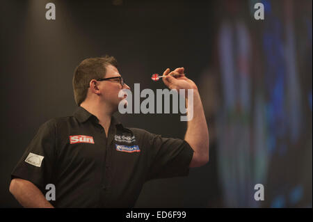 London, UK. 29. Dezember 2014. William Hill World Darts Championship. James Wade (6) [ger] in Aktion während seines Spiels mit Stephen Bunting (27) [ENG]. Ammer gewann das Spiel 3: 1 Credit: Action Plus Sport/Alamy Live News Stockfoto