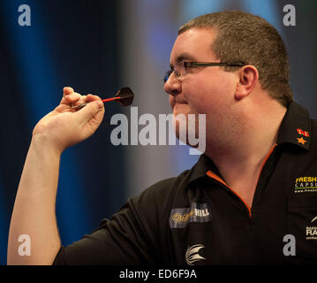 London, UK. 29. Dezember 2014. William Hill World Darts Championship. Stephen Bunting (27) [ger] in Aktion während seines Spiels mit James Wade (6) [ENG]. Ammer gewann das Spiel 3: 1. Bildnachweis: Aktion Plus Sport/Alamy Live-Nachrichten Stockfoto