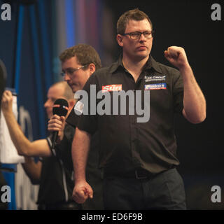 London, UK. 29. Dezember 2014. William Hill World Darts Championship. James Wade (6) [ENG] feiert ein Finish in seinem Spiel mit Stephen Bunting (27) [ENG]. Ammer gewann das Spiel 3: 1. Bildnachweis: Aktion Plus Sport/Alamy Live-Nachrichten Stockfoto