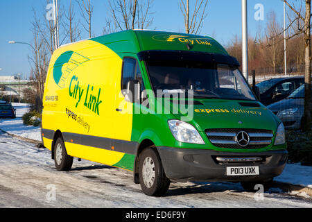 Phoenix Zentrum, Millennium Weg West, Nottingham, Großbritannien 29. Dezember 2014. Ein City Link Paket Lieferwagen vor dem Nottingham Depot des City Link geparkt.  Das Paketgeschäft Lieferung angekündigt, dass es die Verwaltung am Heiligabend eingegeben hatte. Achtundvierzig Arbeitsplätze sind gefährdet, an der Nottingham-Depot am Millenium Way West.  Mehr als 3.000 Arbeiter sind auf Gefahr der Redundanz in ganz Großbritannien.  Bildnachweis: Mark Richardson/Alamy Live-Nachrichten Stockfoto