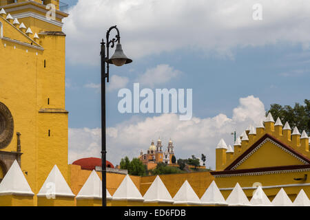 Convento Franciscano de San Gabriel Arcangel in Cholula, Mexiko. Mexikos älteste römisch-katholische Kirche stammt aus dem Jahre 1549. Stockfoto