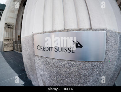 Ein Zeichen für den Hauptsitz der Credit Suisse in der Madison Avenue auf Samstag, 27. Dezember 2014 in New York. Die Credit Suisse hat vor kurzem seine juristische Schlacht um eine Klage von NYS Attorney General beschuldigen sie entlassen oder eine Hypothek Betrug im Vorfeld der großen Rezession verloren. (© Richard B. Levine) Stockfoto