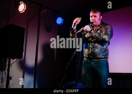 Welsh stand-up Comedian MIKE BUBBINS in einem kleinen Club, Wales UK durchführen Stockfoto