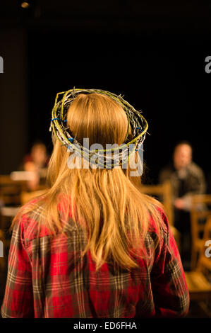 Theater studiert Studenten Akteure an der Aberystwyth University handeln in einer walisischen Sprache Multimedia-physisches Theaterproduktion von IESU (Jesus) - eine moderne Nacherzählung des Lebens Jesu Christi durchführen.  Rückansicht eines der weiblichen Schauspieler trägt eine Krone aus Dornen, geschrieben von Waliser, Autor Dramatiker Dramatiker Aled Jones Williams.  Wales UK Stockfoto