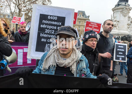 Paris, Frankreich, Freiwillige, Act up-Paris AIDS-Aktivisten, 'Dezember 1', Demonstration zum Welt-Aids-Tag, Menschen marschieren Straße mit Protestschildern und Bannern, Freiwillige in Europa, Stockfoto