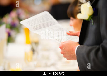 Heiraten: Detail der beste Mann hält seine Rede an der Rezeption am Tag eine Hochzeit UK Stockfoto