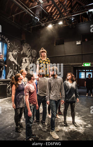 Eine Gruppe von dritten Jahr Aberystwyth University Theater Studies Studenten durchführen "Magnificat", eine experimentelle physikalische Drama "Promenade" Tanzperformance, unter der Regie von Eddie Ladd und Roger Owen, Wales UK Stockfoto