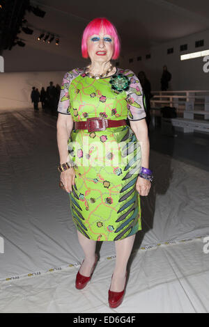 Dame der Mode-Designerin Zandra Rhodes posiert vor einer Laufsteg-Show auf der London Fashion Week. Stockfoto