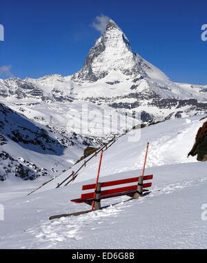 Roter Stuhl und Matterhorn, Logo der Toblerone-Schokolade, befindet sich in der Schweiz Stockfoto