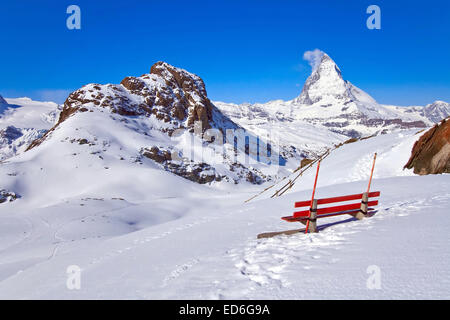 Landschaft mit roten Stuhl und Matterhorn, Logo der Toblerone-Schokolade, befindet sich in der Schweiz Stockfoto