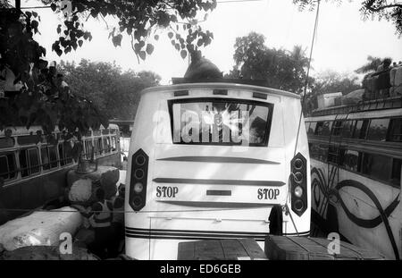 Kalkutta, Westbengalen, Indien. 14. April 2011. Eine religiöse Bild sieht auf der Rückseite eines Busses, der Busbahnhof von Kalkutta abzuweichen. (März 2011) - Kolkata (Kalkutta) ist ein Wendepunkt auf dem indischen Subkontinent. Stadt eine herrliche koloniale Vergangenheit (ehemalige Hauptstadt von Britisch-Indien bis zum dem frühen zwanzigsten Jahrhundert) sieht jetzt wie andere Städte des Landes, Bombay oder Neu-Delhi, mit der Wirtschaft des Landes wachsen. In der Zwischenzeit bleibt die bengali Stadt verbunden, um das Stigma der Armut und Unterentwicklung seit dem Niedergang der Wirtschaft in den Jahren nach der Unabhängigkeit Indiens. Es ist auch con Stockfoto