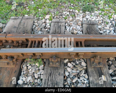 Gegliederte Schienen auf einer Eisenbahnlinie. Die Möglichkeit, zwei Schienen auf dem Weg zu verbinden. Stockfoto