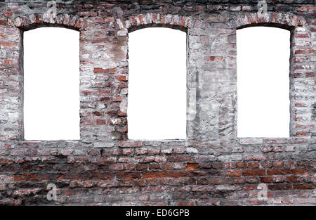 Verwitterte Mauer mit drei isolierten Fenstern Stockfoto