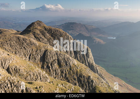 Blick Richtung Loft Crag und fernen Blea Tarn von Pike Stickle, englischen Lake District Nationalpark Stockfoto