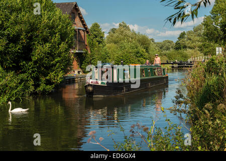 Kanalboot aus Southcote Verriegelung, Kennet und Avon Kanal in der Nähe von Reading, UK Stockfoto