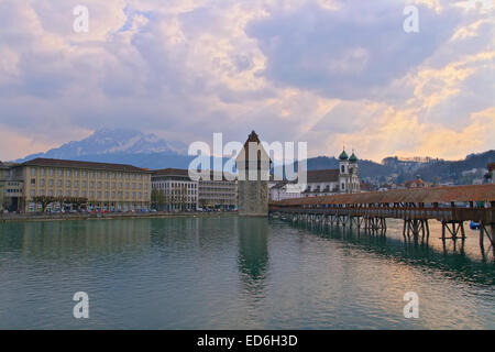 Kapellbrücke in Luzern, ein Wahrzeichen Bestimmungsort in der Schweiz, mit schönen Himmel Stockfoto