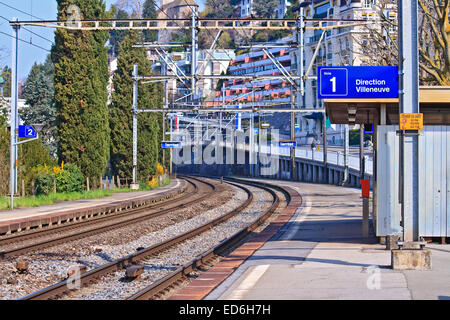 Kurve der Eisenbahnstrecke für elektrische Lokomotive an der Plattform von Territet Station in Montreux, Schweiz Stockfoto