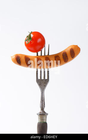 Gegrillte Wiener Würstchen auf Gabel Stockfoto