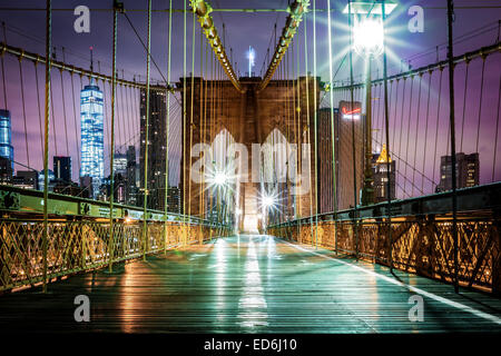 Leere Brooklyn Bridge Fußgängerweg vor Sonnenaufgang Stockfoto