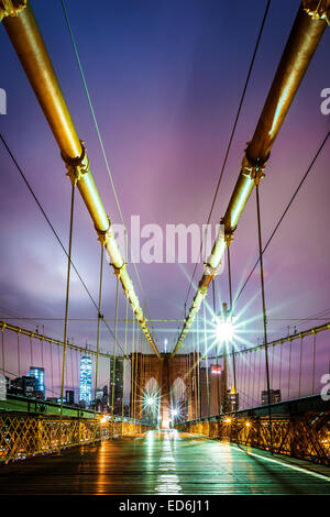 Brooklyn Bridge und die Skyline von Manhattan vor Sonnenaufgang Stockfoto