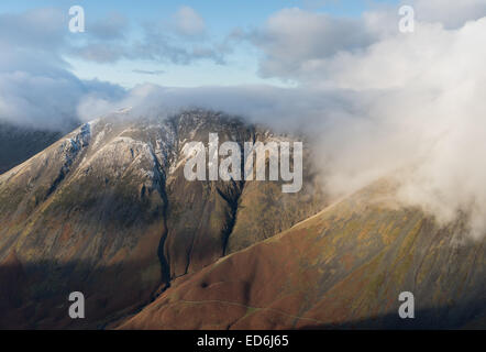 Schnee bestäubt Kirk fiel und großen Giebel, Berge im englischen Lake District Stockfoto