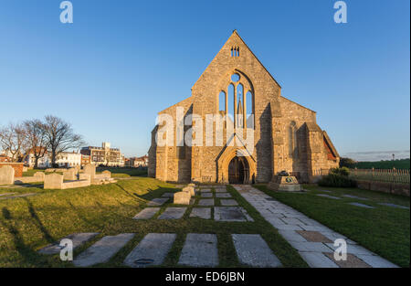 Südküste Sightseeing: Blick auf Ruinen, die Königliche Garnison Kirche, Portsmouth, UK, bombardiert in der Blitz des Zweiten Weltkrieges, von English Heritage verwaltet Stockfoto