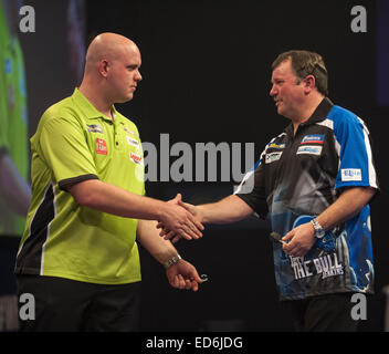 London, UK. 29. Dezember 2014. William Hill PDC World Darts Championship. Terry Jenkins (16) [ENG] gratuliert Michael van Gerwen (1) [NED] nach dem Spiel. Gerwen gewann das Spiel 4: 1. Bildnachweis: Aktion Plus Sport/Alamy Live-Nachrichten Stockfoto