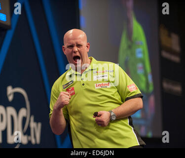 London, UK. 29. Dezember 2014. William Hill PDC World Darts Championship. Michael van Gerwen (1) [NED] feiert sein Spiel mit Terry Jenkins (16) [ENG]. Gerwen gewann das Spiel 4: 1. Bildnachweis: Aktion Plus Sport/Alamy Live-Nachrichten Stockfoto