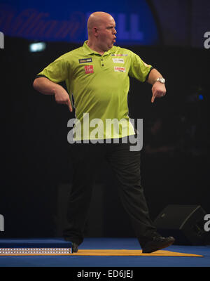 London, UK. 29. Dezember 2014. William Hill PDC World Darts Championship. Michael van Gerwen (1) [NED] feiert sein Spiel mit Terry Jenkins (16) [ENG]. Gerwen gewann das Spiel 4: 1. Bildnachweis: Aktion Plus Sport/Alamy Live-Nachrichten Stockfoto