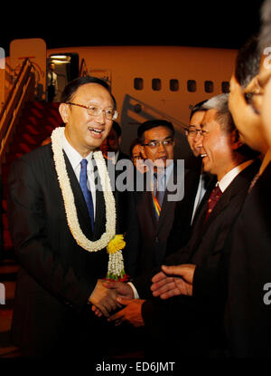 Phnom Penh, Kambodscha. 29. Dezember 2014. Chinesischen Staat Hofrat Yang Jiechi (L) kommt in Phnom Penh, Kambodscha, 29. Dezember 2014. Chinesischen Staat Hofrat Yang Jiechi kam in der Hauptstadt von Kambodscha am Montagabend für die zweite Sitzung von Kambodscha und China Intergovernmental Coordination Committee, die am Dienstag stattfinden wird. © Sovannara/Xinhua/Alamy Live-Nachrichten Stockfoto