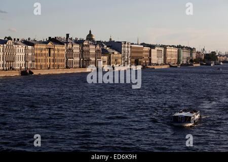 Newa-Ufer und Isakiy (St. Isaaks Kathedrale) im Hintergrund Stockfoto