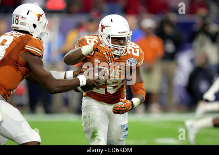 Houston, TX, USA. 29. Dezember 2014. Texas Longhorns Runningback sieht Malcolm Brown (28), um die Übergabe von Texas Longhorns nehmen quarterback Tyrone Swoopes (18) laufen spielen während der Advocare V100 Texas Bowl zwischen Texas und Arkansas von NRG-Stadion in Houston, TX. © Csm/Alamy Live-Nachrichten Stockfoto
