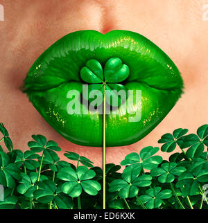 Frühlings Kuss als Smaragd grünen Lippen küssen ein vierblättriges Kleeblatt Shamrock als ein St. Patrick Tag Charme Feier Glückssymbol. Stockfoto