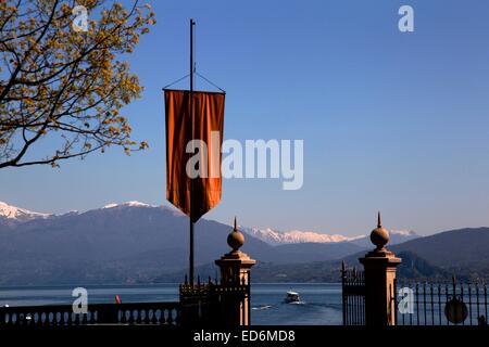 Der Eingang zum Botanischen Garten der Villa Taranto mit Lago Maggiore und die Alpen im Hintergrund Stockfoto