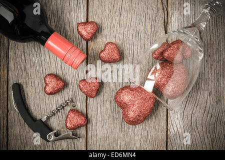 Glas Wein, Korkenzieher und Wein mit roten Herzen zum Valentinstag Stockfoto
