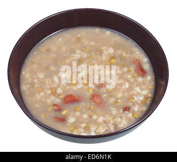 rustikale Bohnensuppe in Schüssel isoliert auf weißem Hintergrund Stockfoto