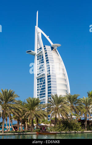 DUBAI, Vereinigte Arabische Emirate - NOVEMBER 26: Hotel Burj Al Arab am 26. November 2014 in Dubai, VAE. Burj Al Arab ist das luxuriöse 5-Sterne-Hotel gebaut o Stockfoto