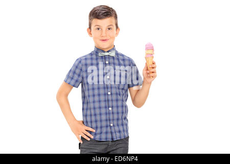 Youngster halten eine Eiswaffel isoliert auf weißem Hintergrund Stockfoto