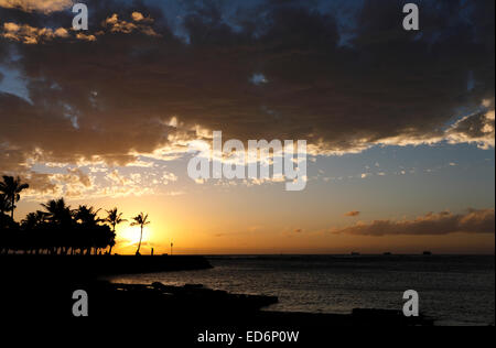 Honolulu, Hawaii, USA. 23. Dezember 2014. Schöner Sonnenuntergang am Magic Island, Honolulu, Oahu, Hawaii. Stockfoto