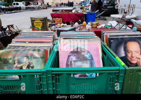 Kisten von Vinyl-Schallplatten zum Verkauf auf einem Markt für Krimskrams oder Müll in Frankreich. Stockfoto